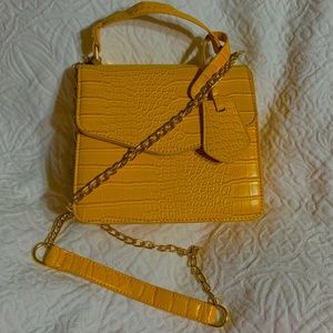 ✨Mustard Yellow Faux Gator Skin Handbag✨